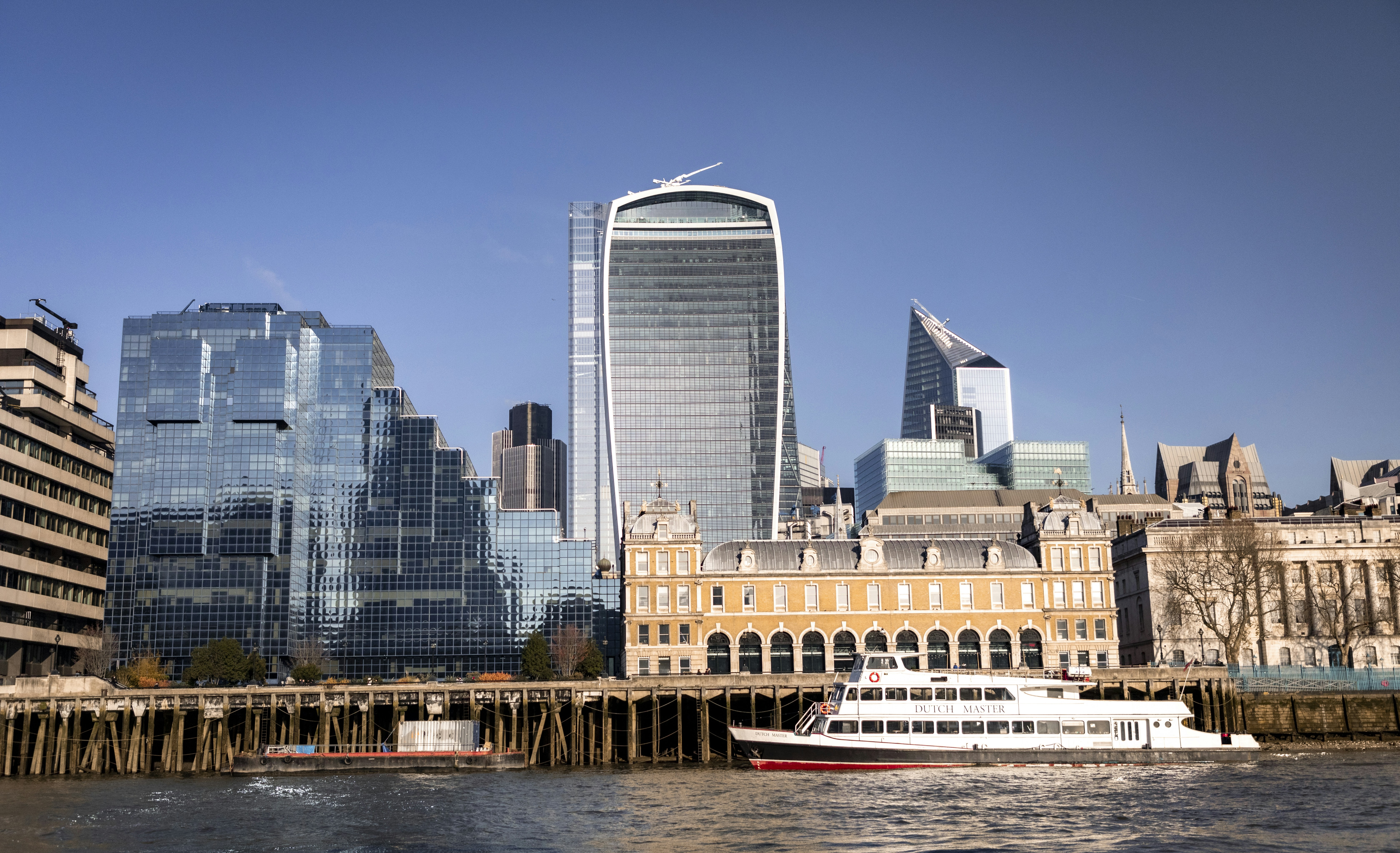 Lancement de huit ports francs en Angleterre