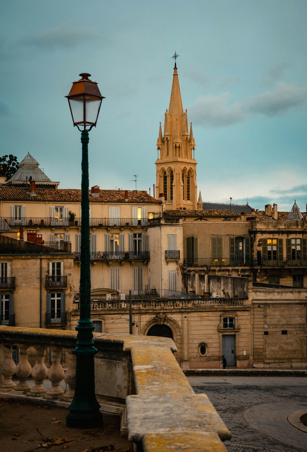 lampadaire noir près d’un bâtiment en béton beige pendant la journée