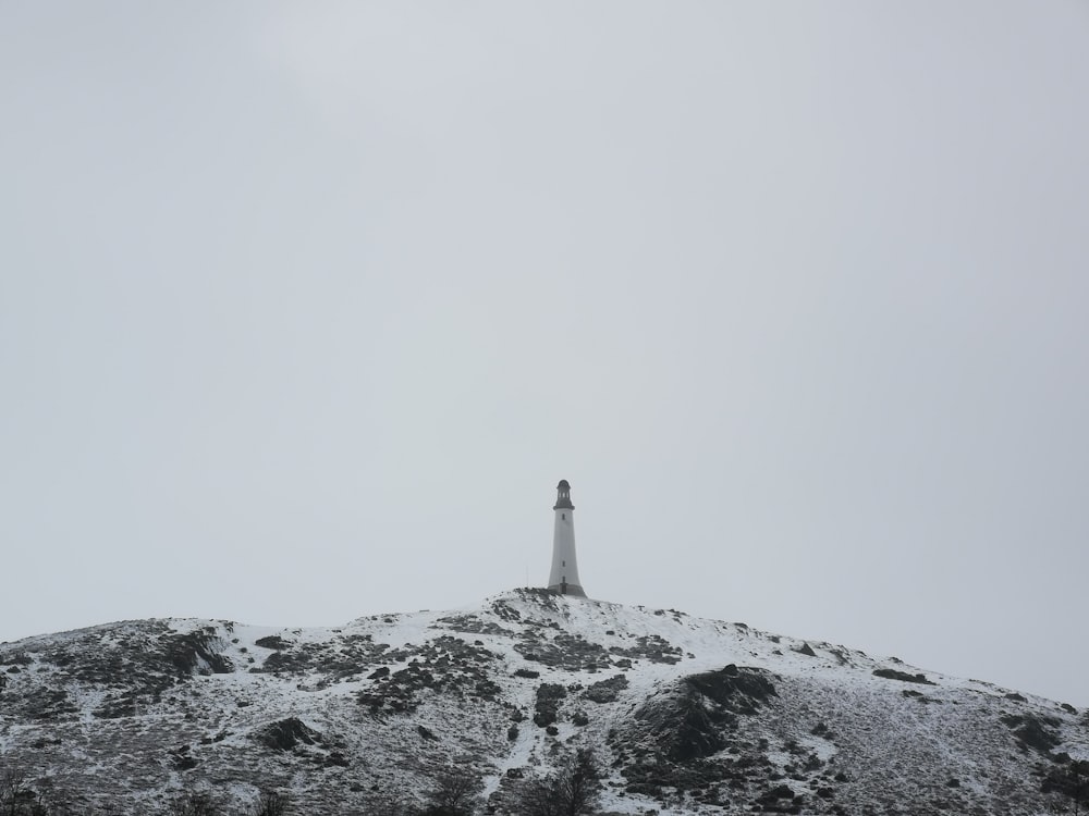 Persona in piedi sulla formazione rocciosa grigia durante il giorno