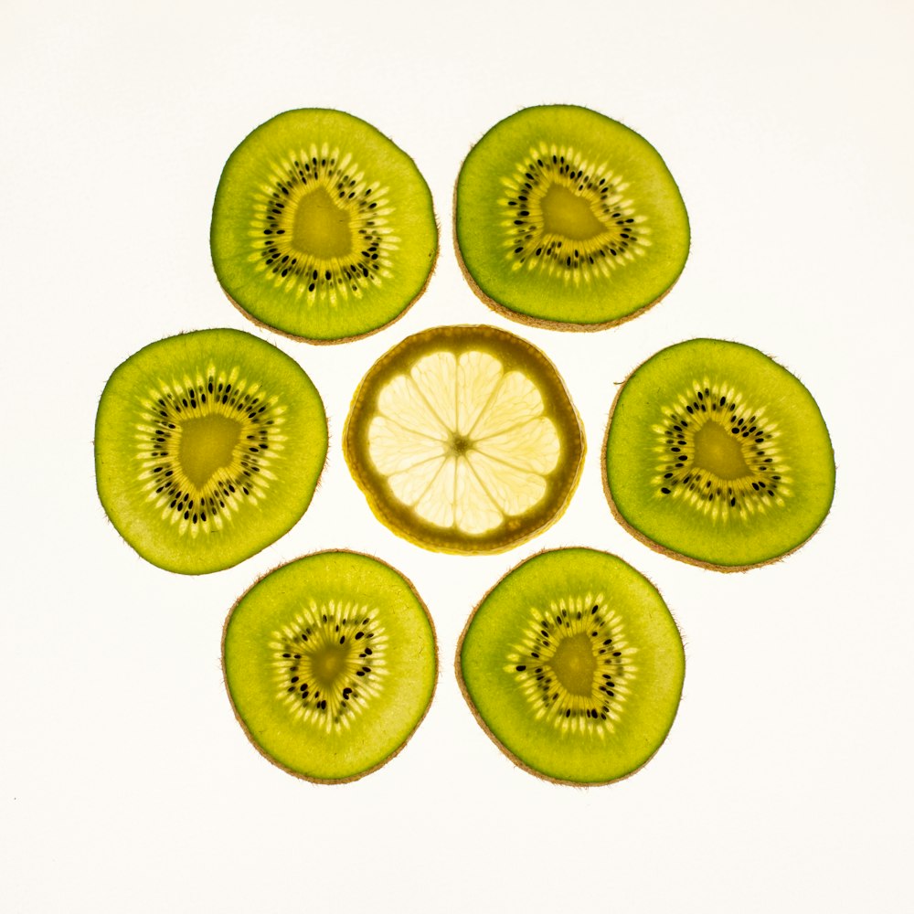 fruta de limón en rodajas sobre fondo blanco