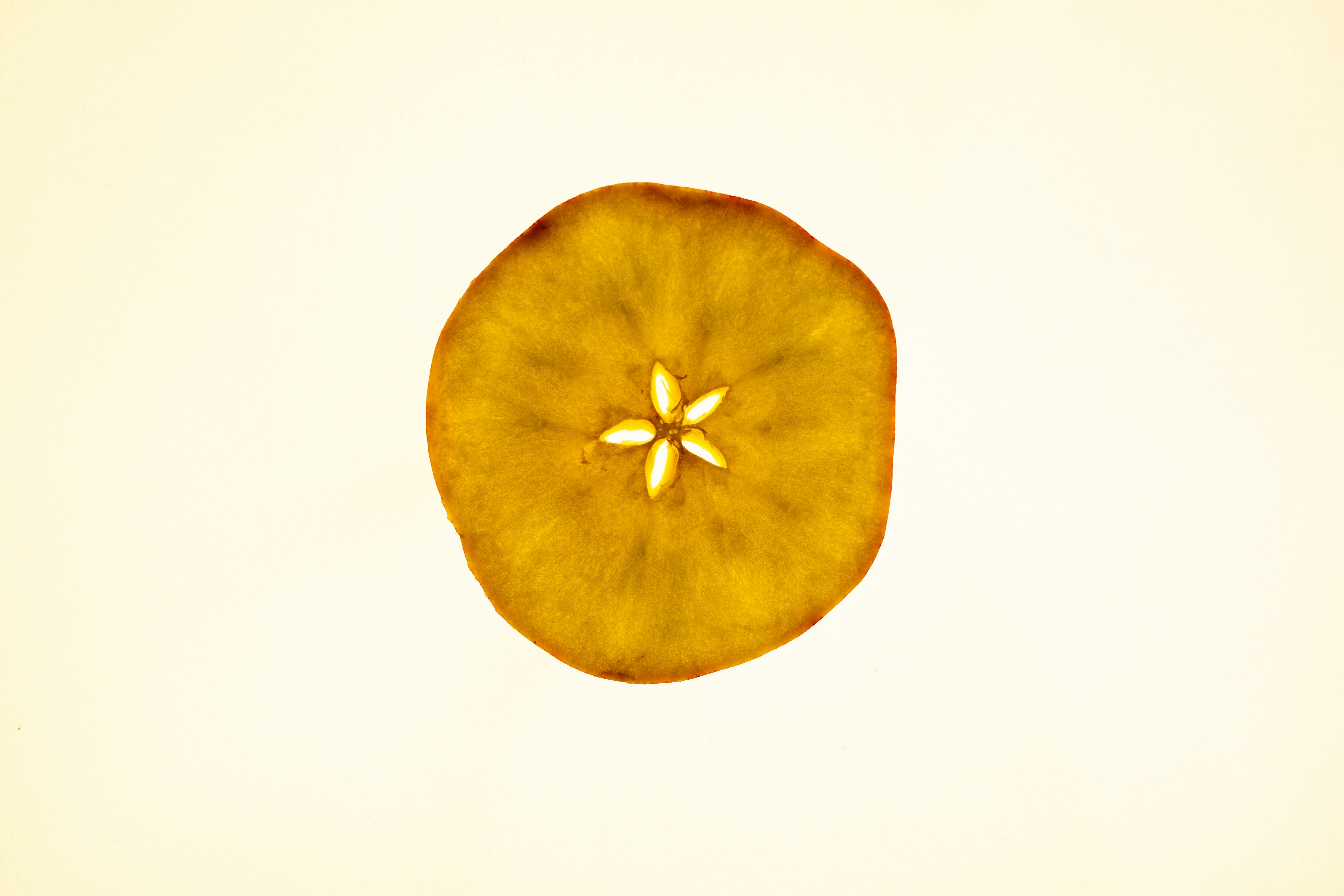 Fruto redondo amarillo y marrón