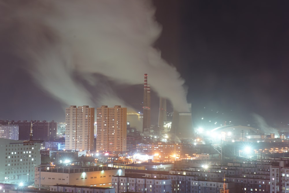 Skyline der Stadt mit nachts eingeschalteten Lichtern