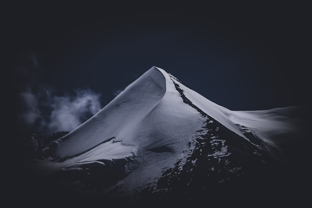 foto em escala de cinza da montanha coberta com neve