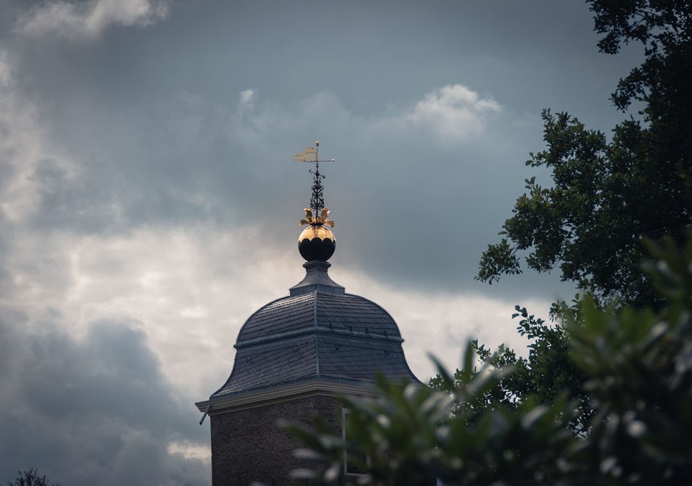 Braunes Betongebäude unter weißen Wolken tagsüber