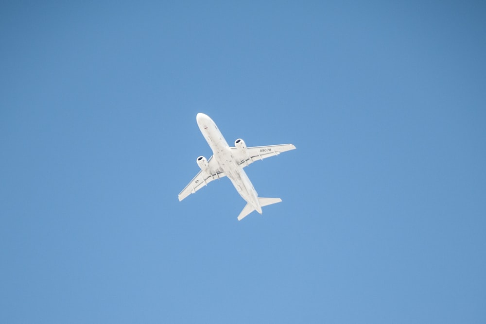 Avión blanco en el aire durante el día