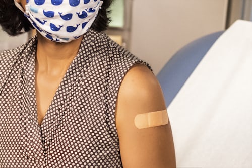 ¿Por qué la vacuna contra el coronavirus se coloca en el brazo y no en otro sitio? - photo-1612278248108-5a3c77a0ce0d?ixid=MnwxMjA3fDB8MHxzZWFyY2h8NDh8fHZhY2NpbmV8ZW58MHx8MHx8&ixlib=rb-1.2