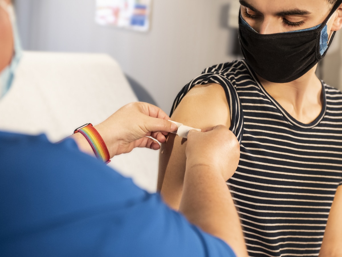 vacuna del coronavirus, Nueva Zelanda, antivacunas, 70%, inmunidad de grupo, vacunas coronavirus, person in blue long sleeve shirt holding white textile