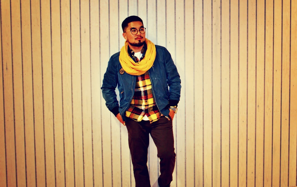 uomo in giacca blu e sciarpa gialla in piedi accanto al muro bianco foto –  Abbigliamento Immagine gratuita su Unsplash