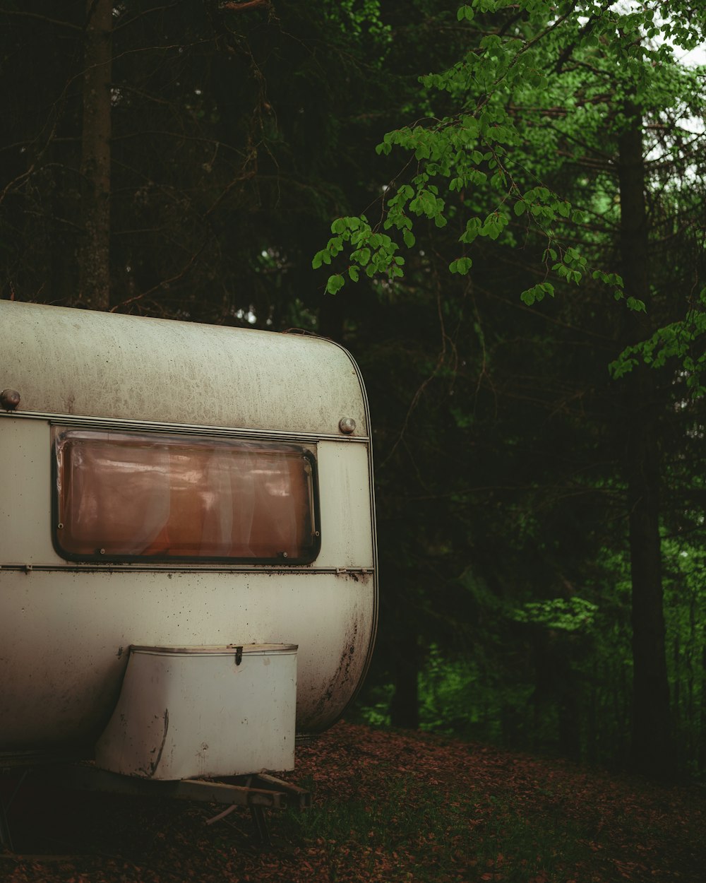 white and brown camper trailer