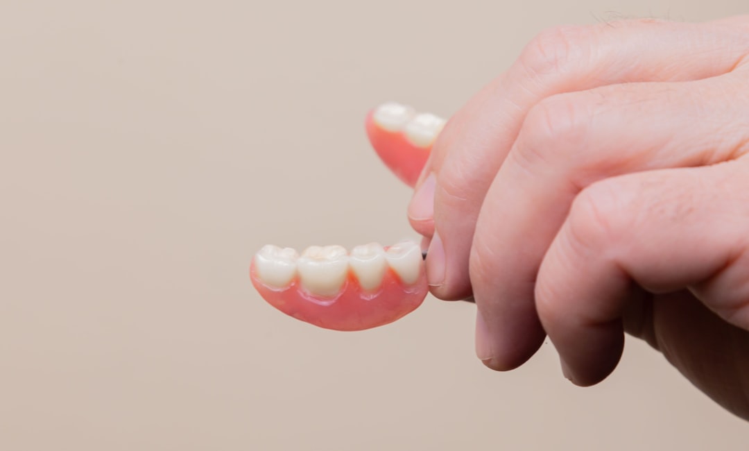 Implant dentaire : quelles sont ses contre-indications relatives et absolues ?