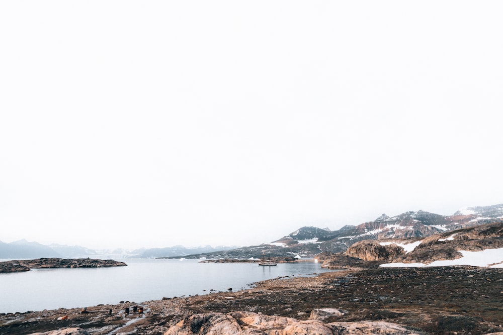 낮 동안 산 근처의 수역