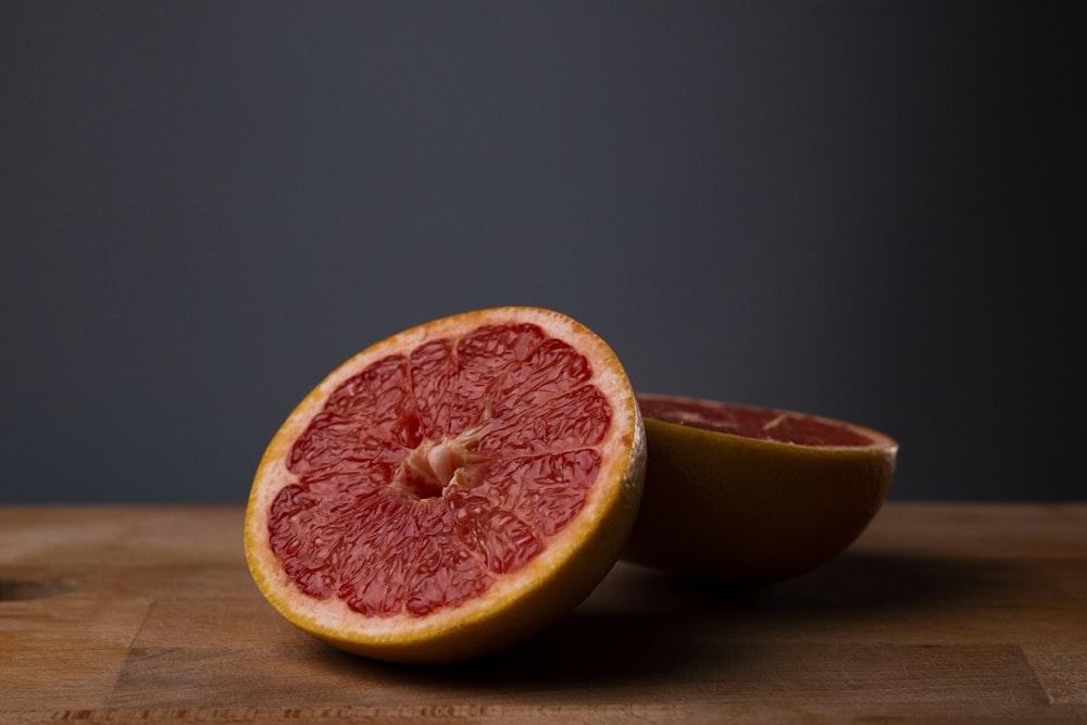 in Scheiben geschnittene Orangenfrüchte auf braunem Holztisch