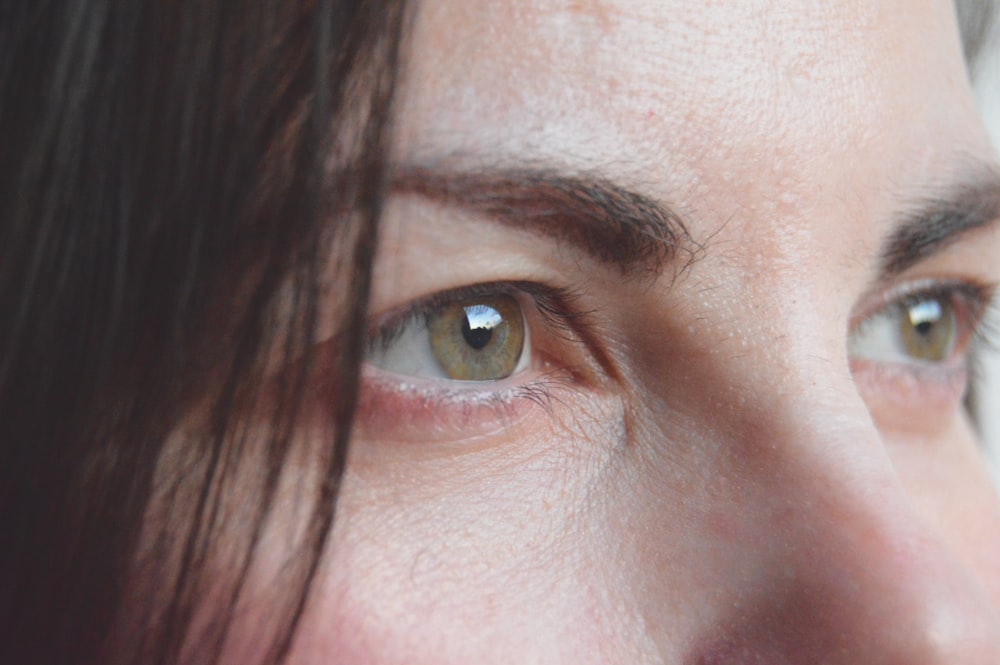 persons brown eyes and brown hair