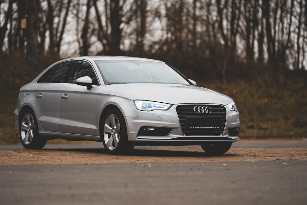 cinza audi um cupê 4 na estrada durante o dia