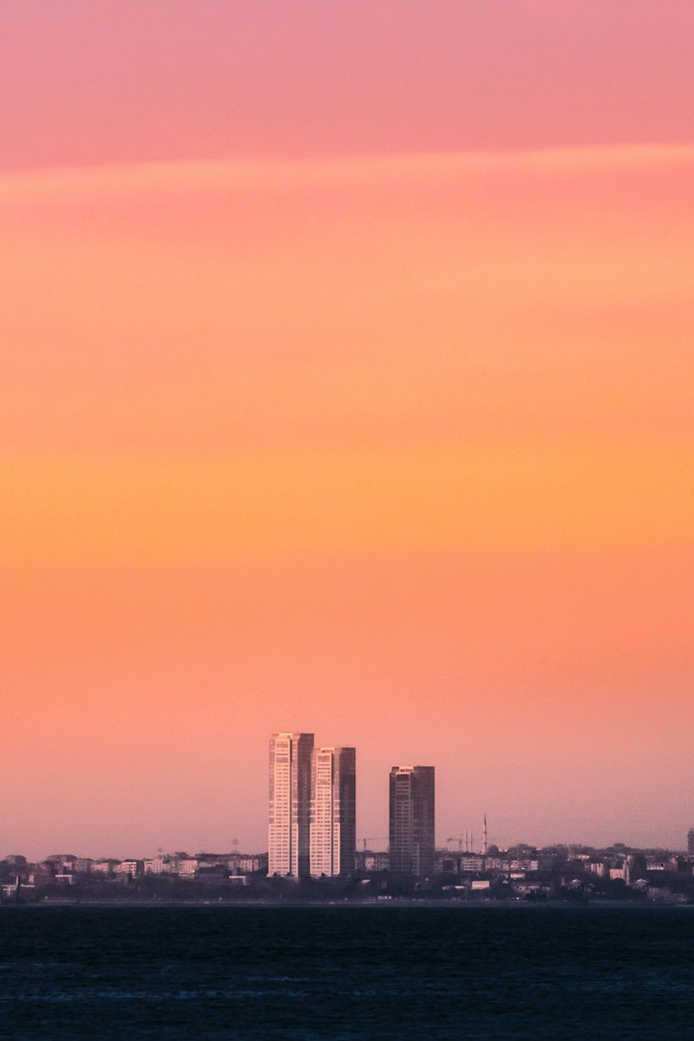 Skyline der Stadt tagsüber unter blauem Himmel