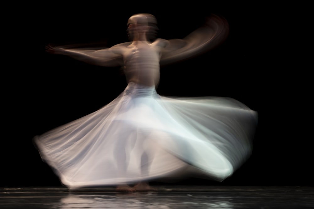 mujer en vestido blanco bailando