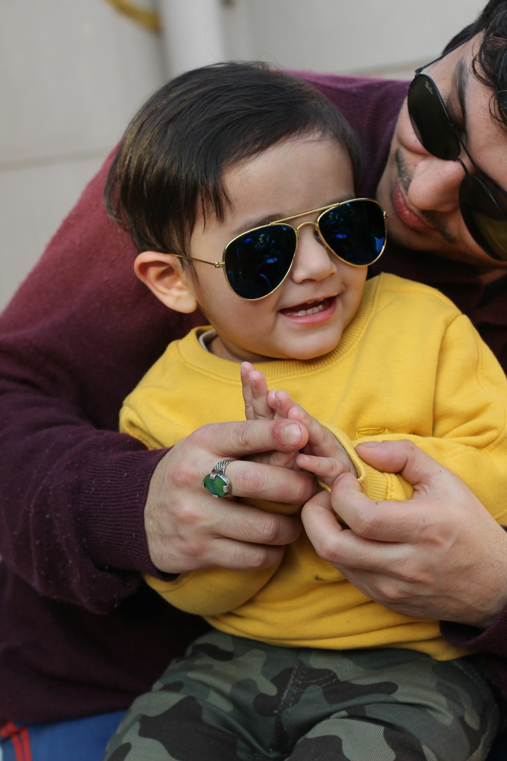 Chico con sudadera con capucha amarilla con gafas de sol negras