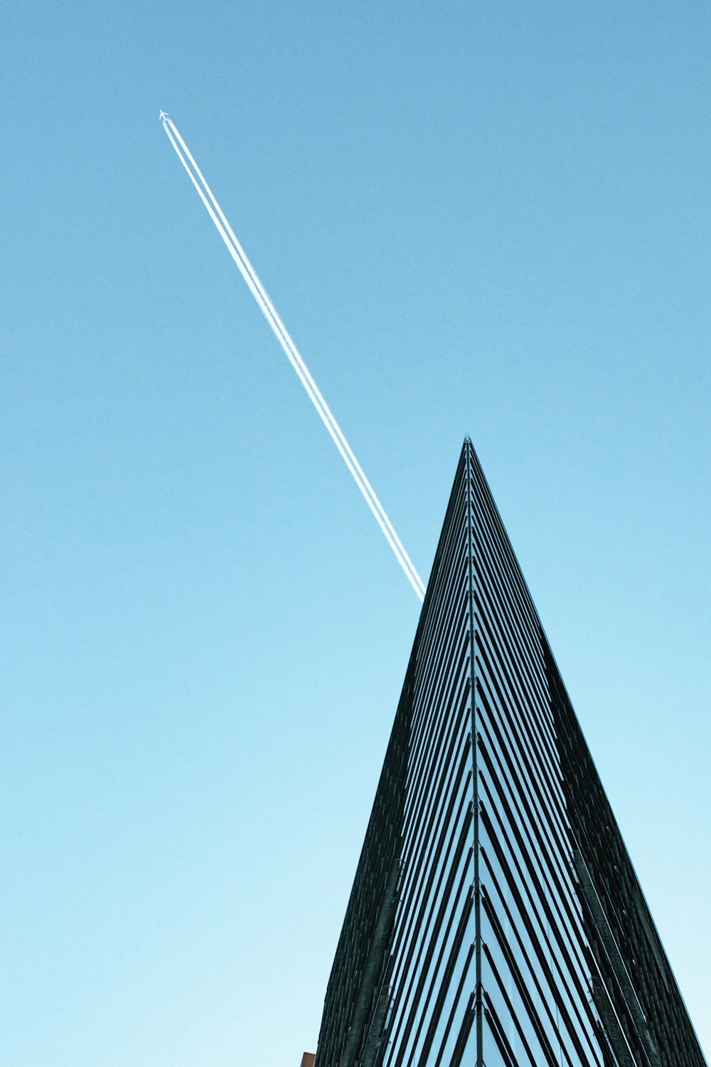 Schwarz-Weiß-Gebäude unter blauem Himmel tagsüber