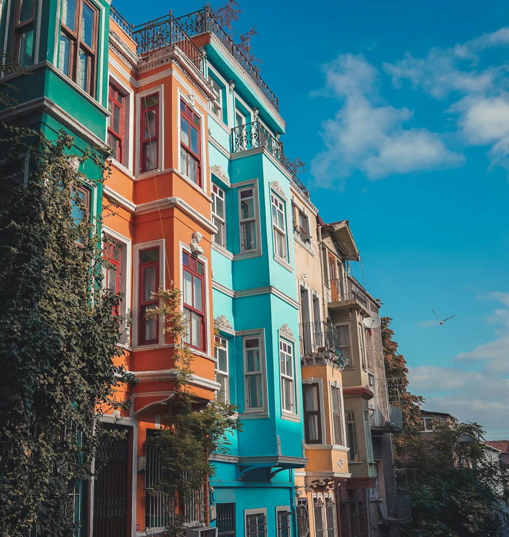 Edificio de hormigón blanco y marrón