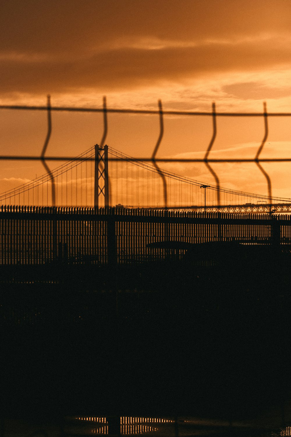Silueta de la valla de metal durante la puesta del sol