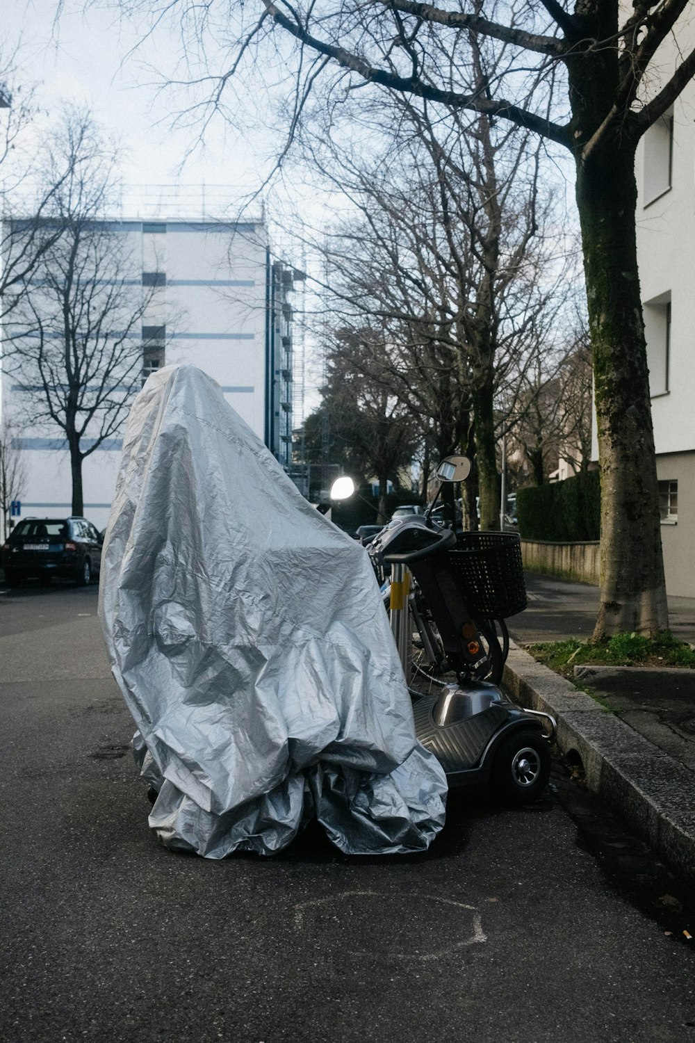 white textile on black motorcycle