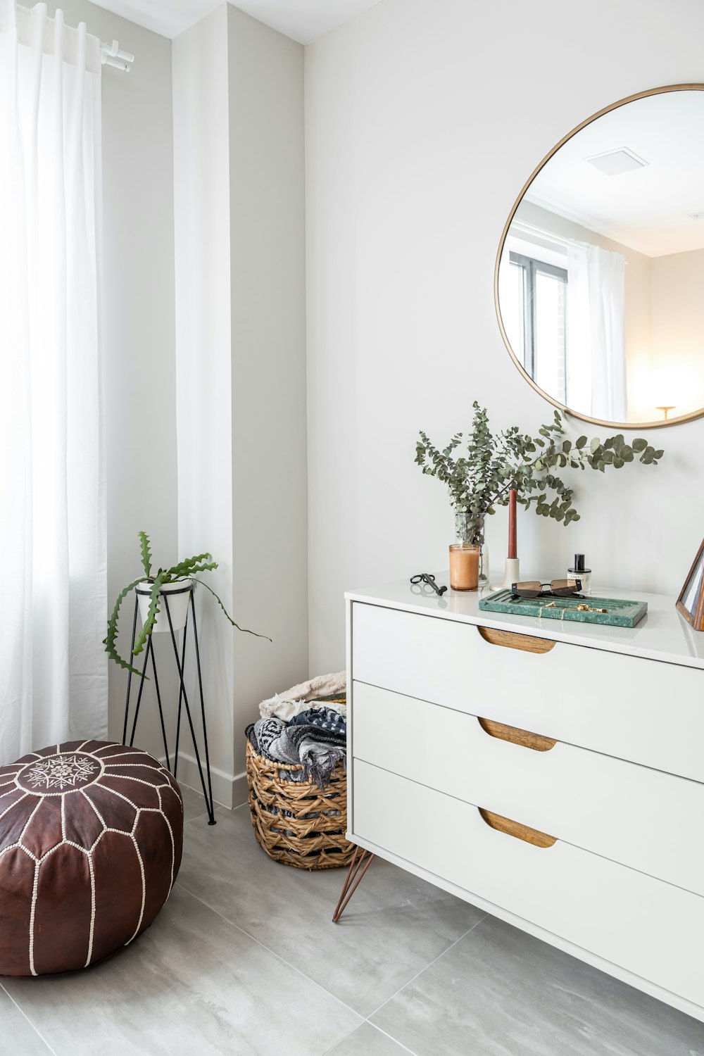 Tiroir en bois blanc avec miroir