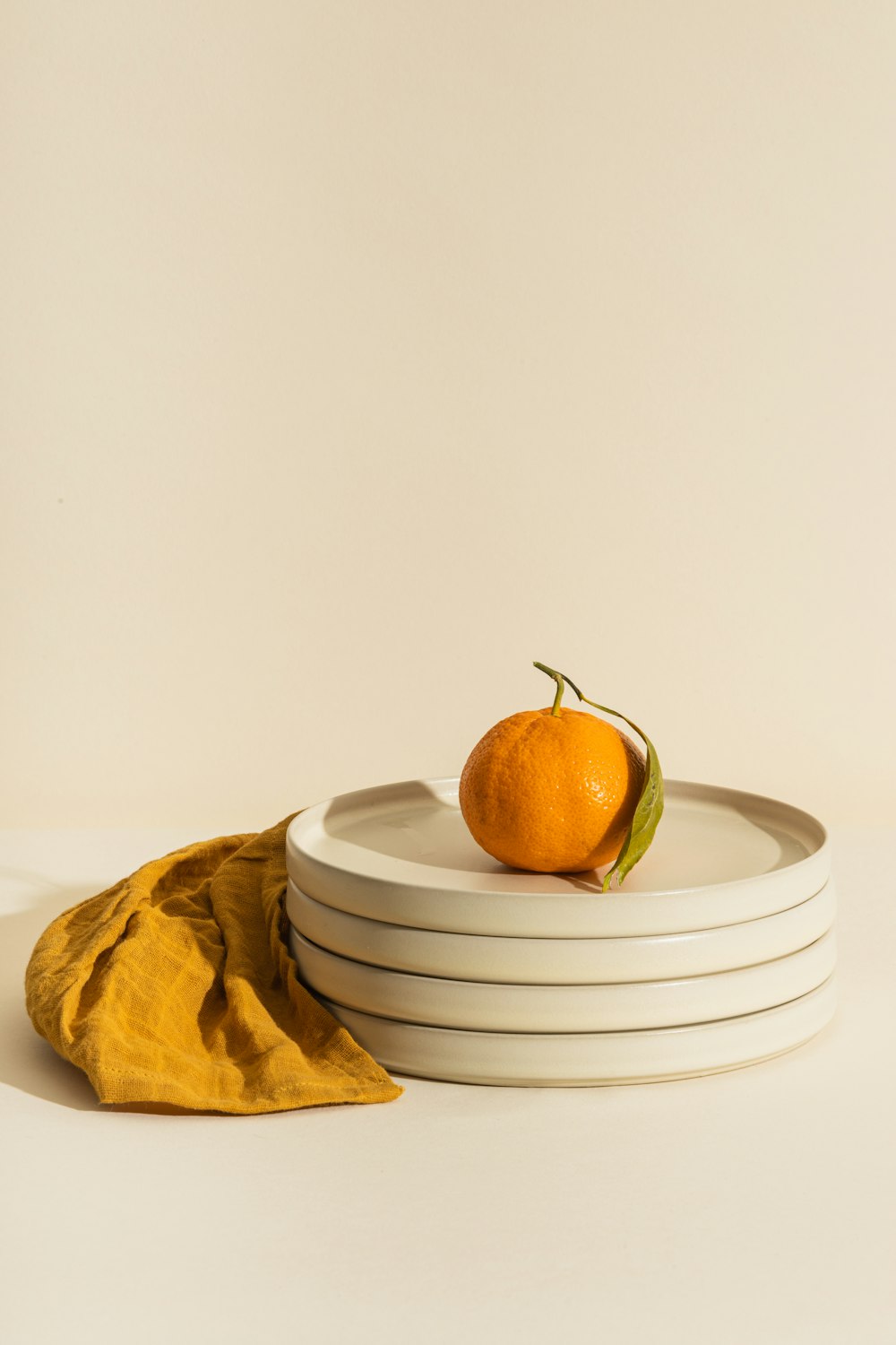 Gelbe Apfelfrucht auf weißem runden Teller