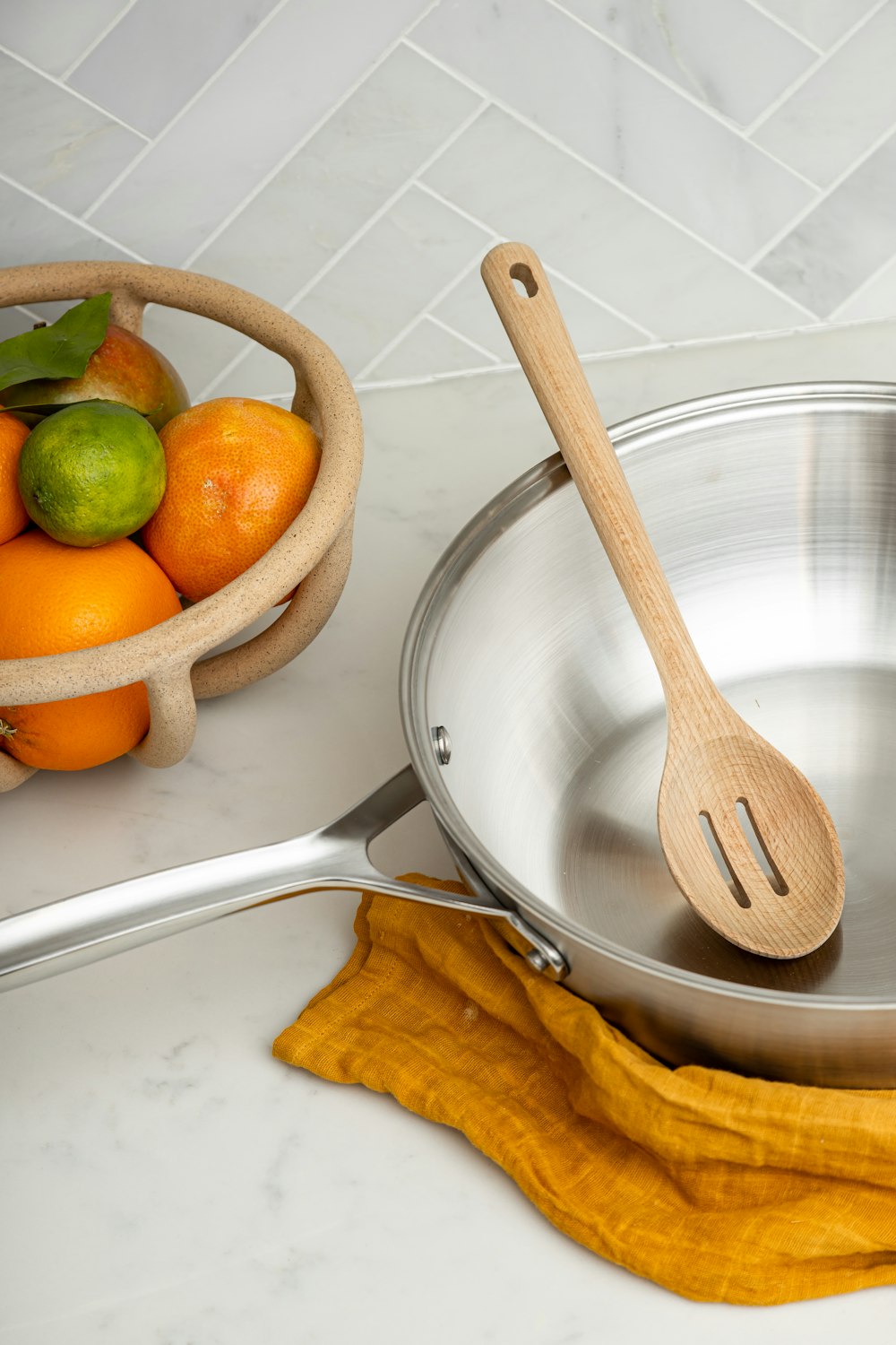 fruta laranja na tigela de aço inoxidável