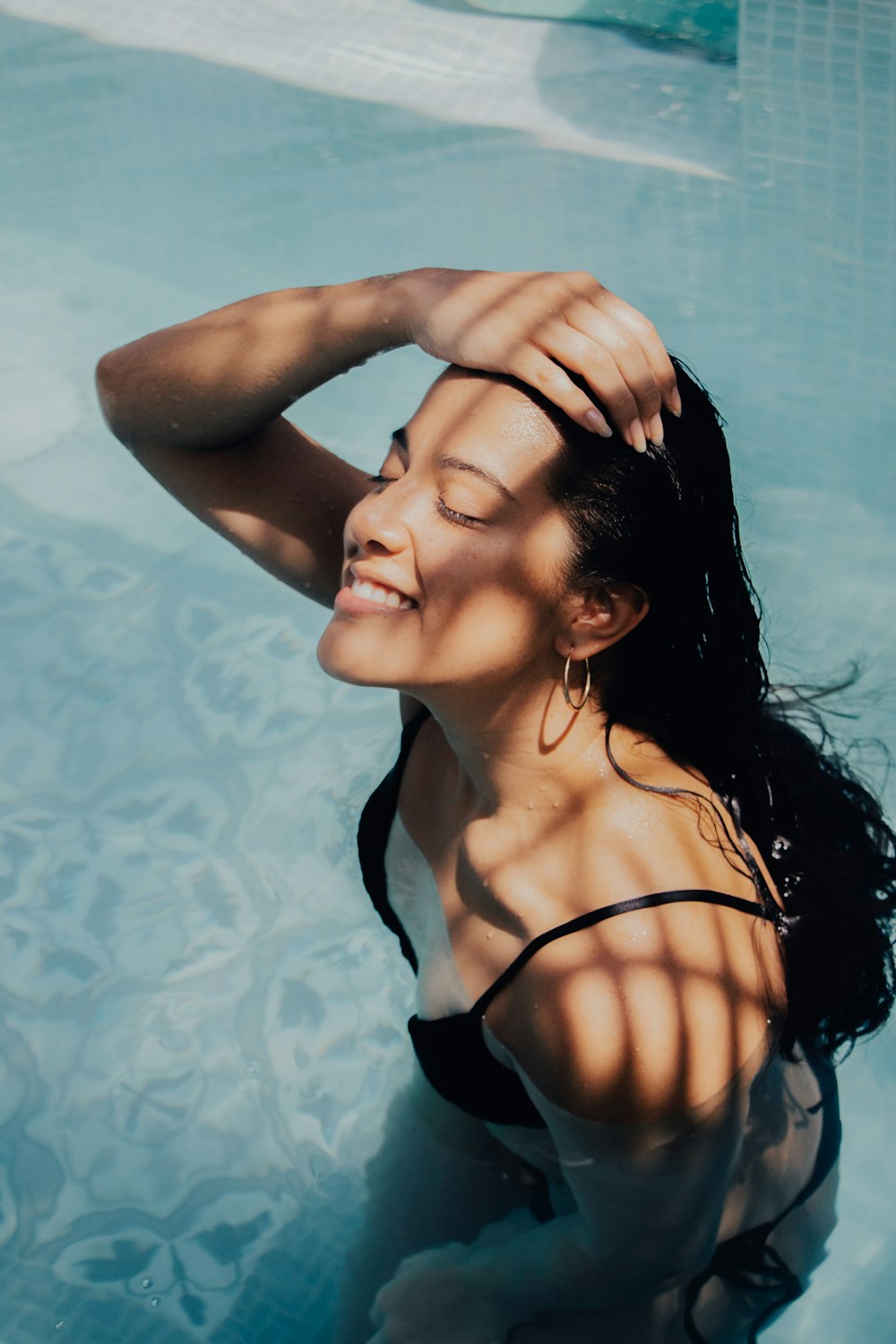 水の上に黒いビキニトップの女性