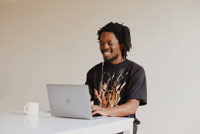 Consultant présentant à un client