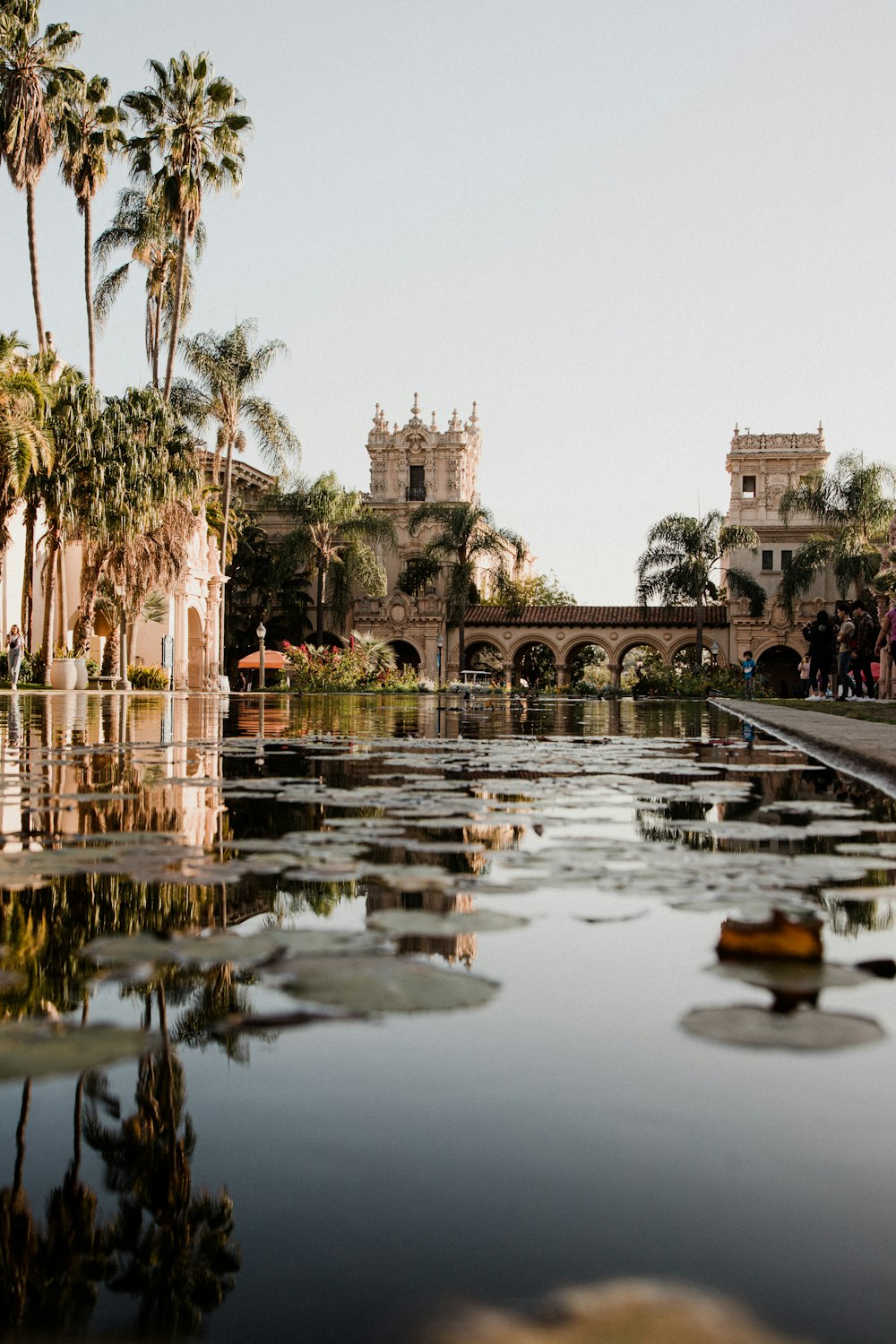 edificio in cemento marrone vicino allo specchio d'acqua durante il giorno