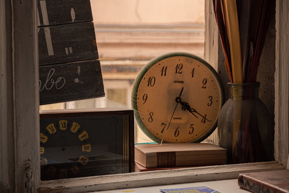 black and white analog alarm clock at 10 00