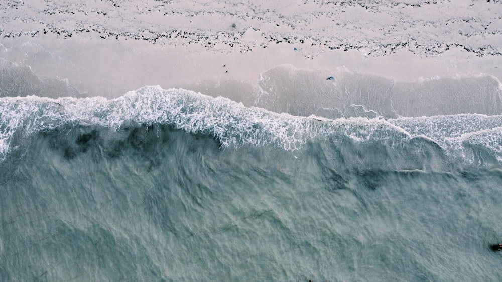 ocean waves crashing on shore during daytime