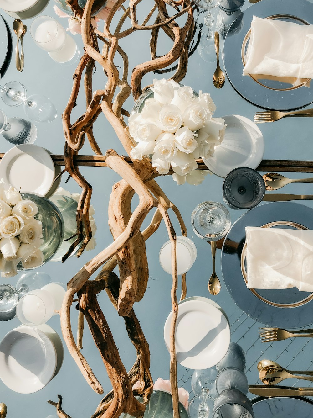 白いテーブルの上に白いバラの花束