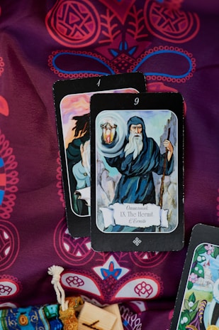 The second tarot card labeled 'Dabar' being revealed slowly on a dark velvet cloth.