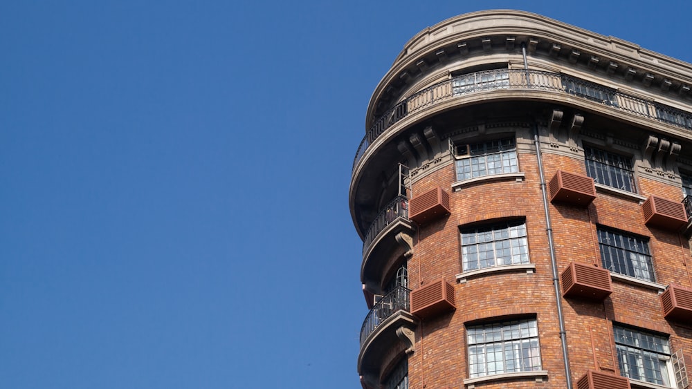 Edificio de hormigón marrón y negro bajo el cielo azul durante el día