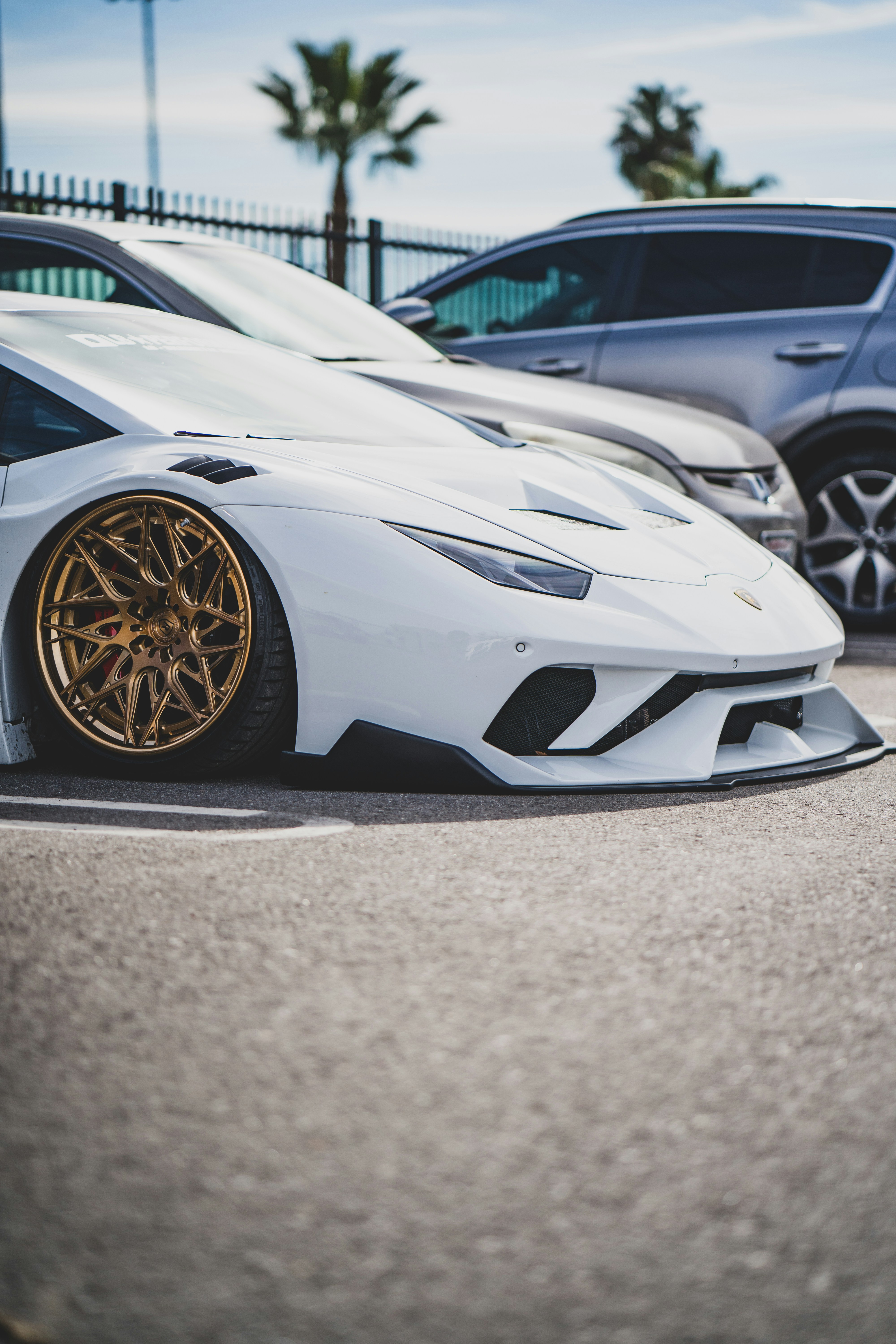 昼間の道路上の白いランボルギーニ アヴェンタドールの写真 Unsplashで見つけるハンティントンビーチの無料写真