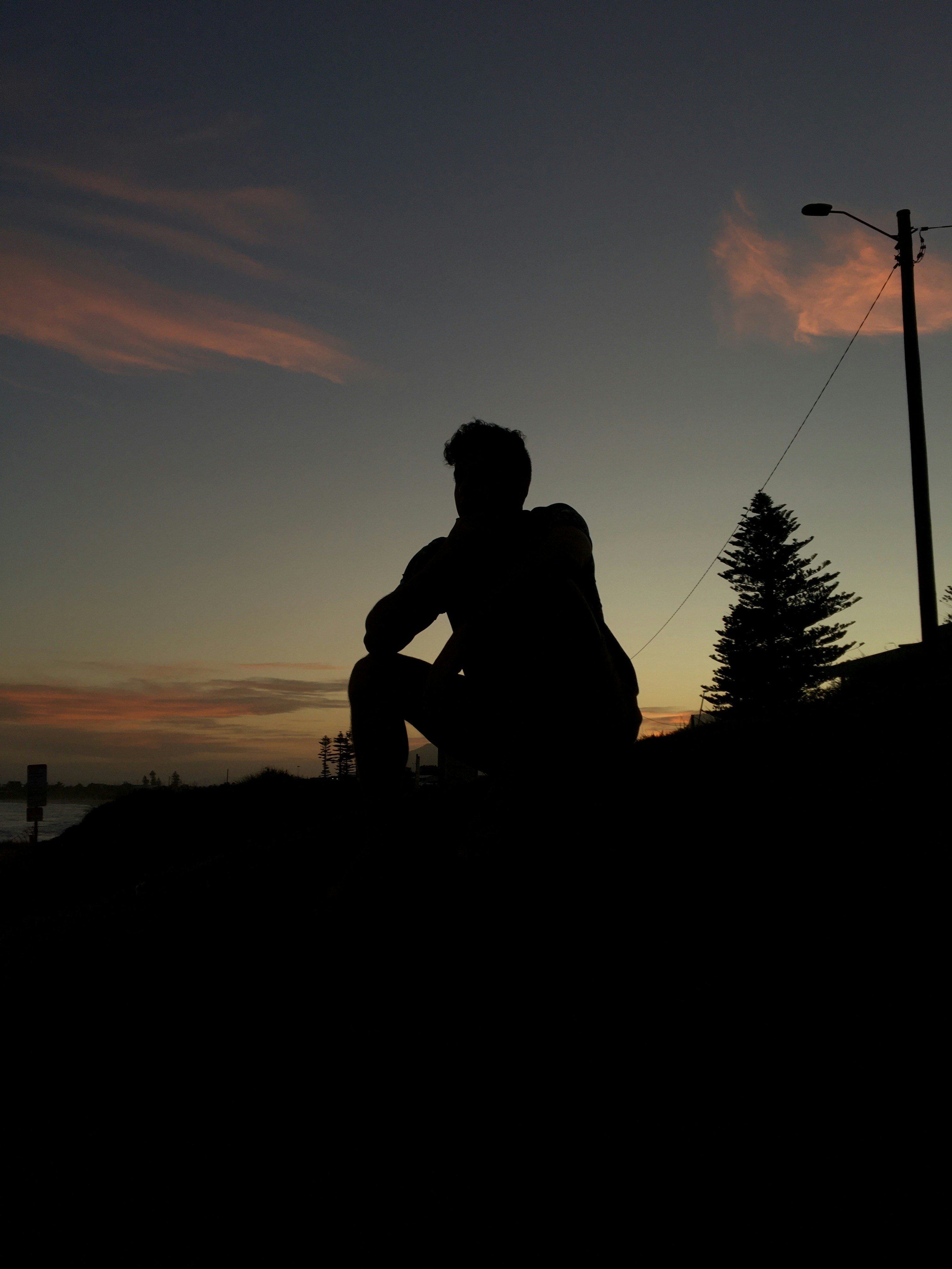 일몰 동안 바위에 앉아 있는 남자의 실루엣 사진 – Unsplash의 무료 해질녘 이미지, image size:3000x4000