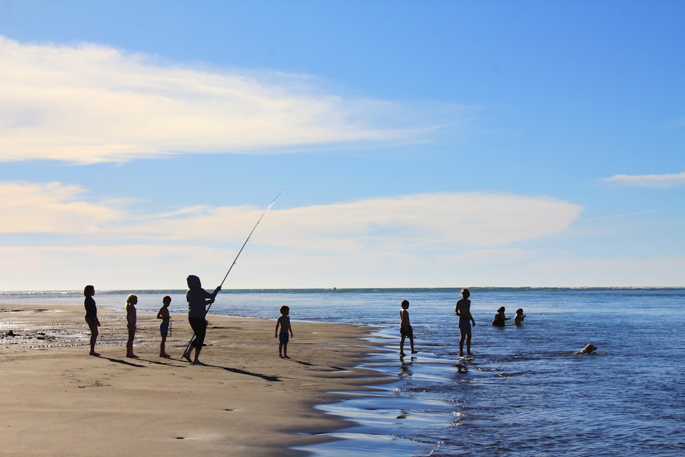 Gente en la playa durante el día