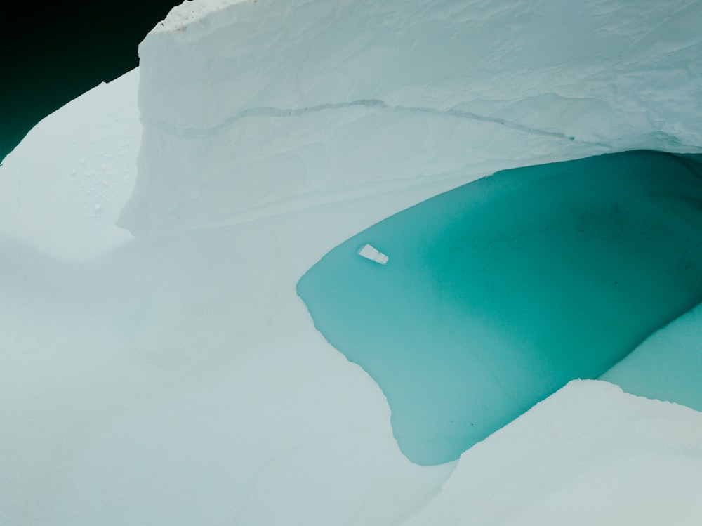 Montaña cubierta de nieve azul y blanca