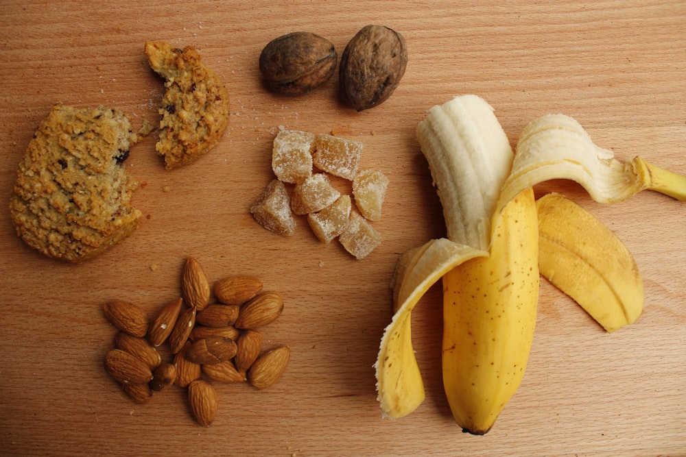 banane tranchée et noix brunes sur table en bois brun