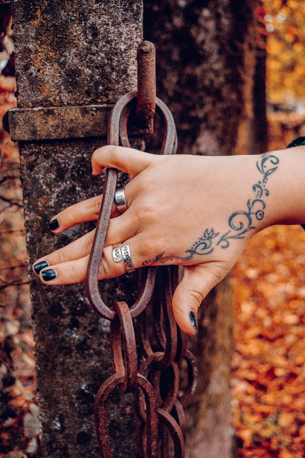 person holding brown metal chain