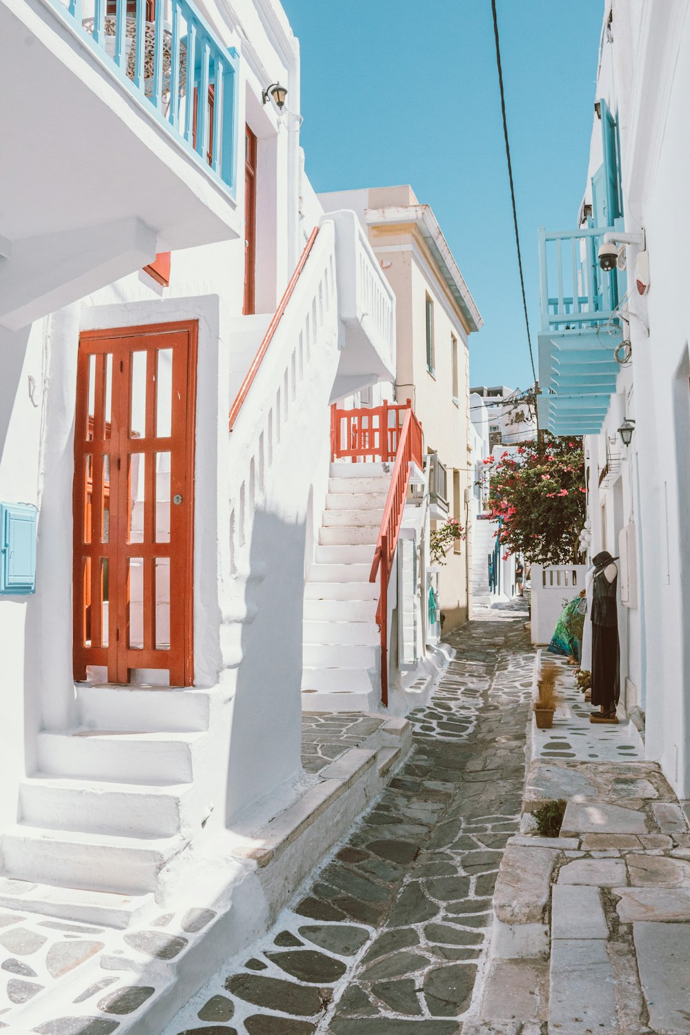 Casas de hormigón azul y naranja durante el día