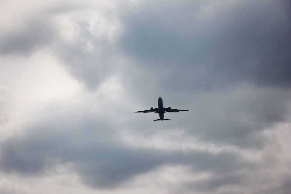 airplane flying in the sky during daytime