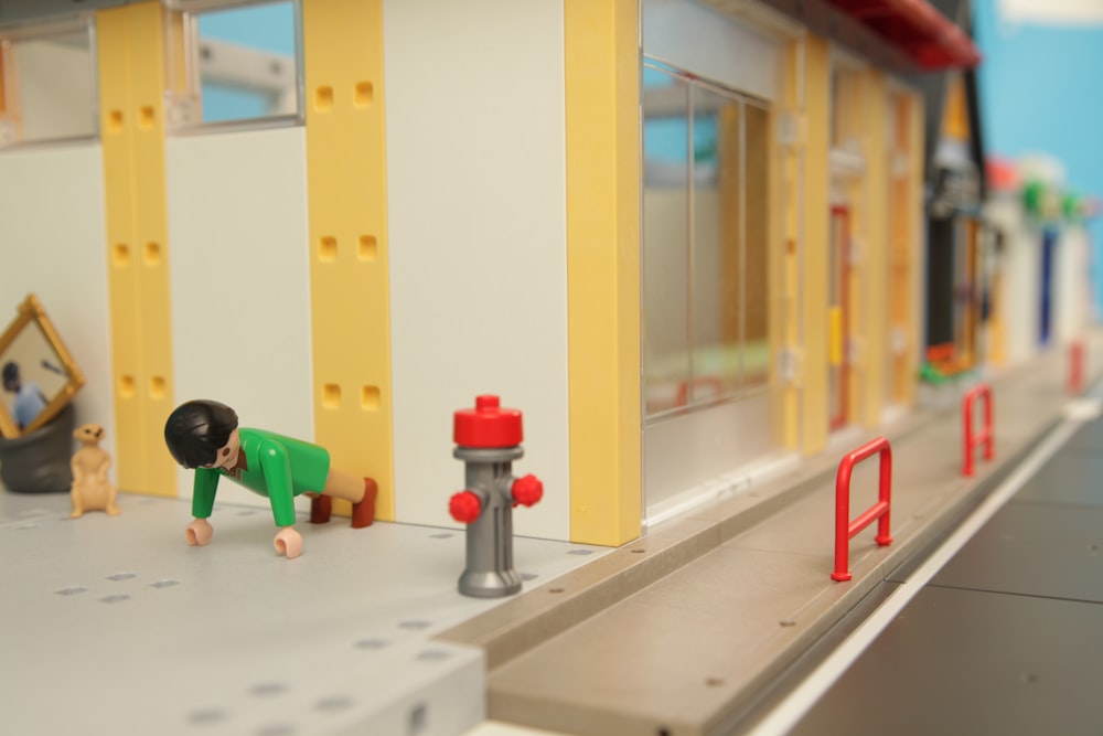 Bloques de Lego sobre Mesa Blanca
