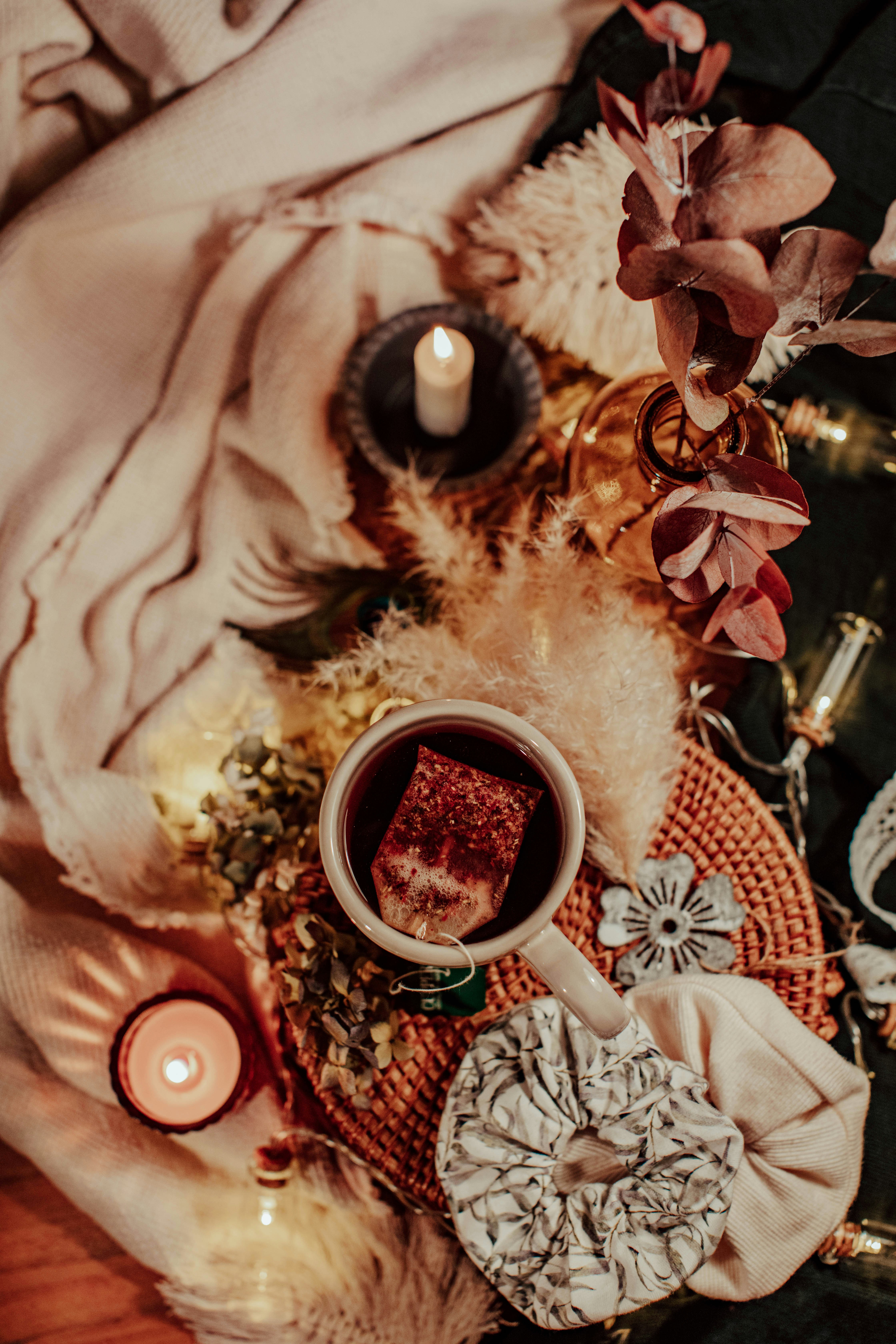 caneca de cerâmica branca no têxtil floral branco e vermelho