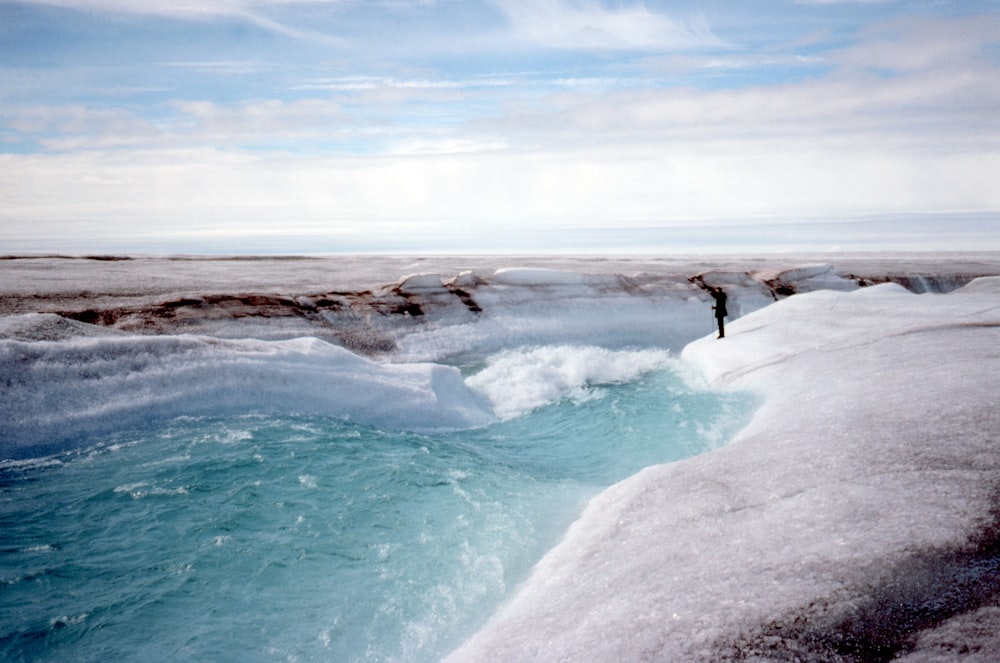 ocean waves crashing on shore during daytime