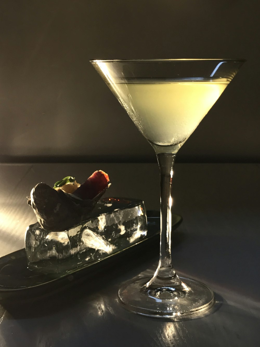 vidro de martini transparente com líquido amarelo
