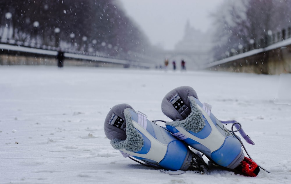 blaue schwarz-weiße Schneebrille