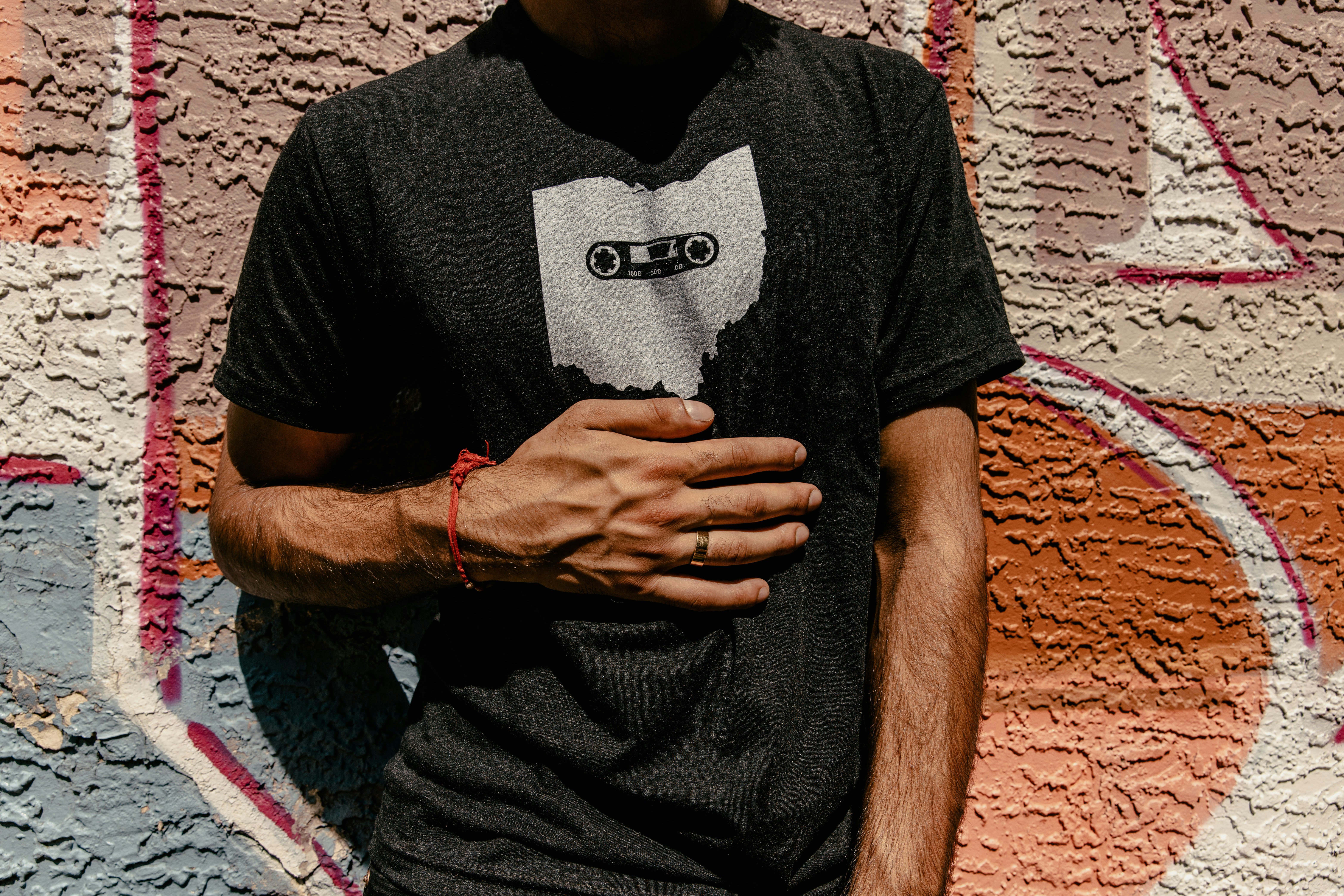 Hombre con camiseta negra de cuello redondo